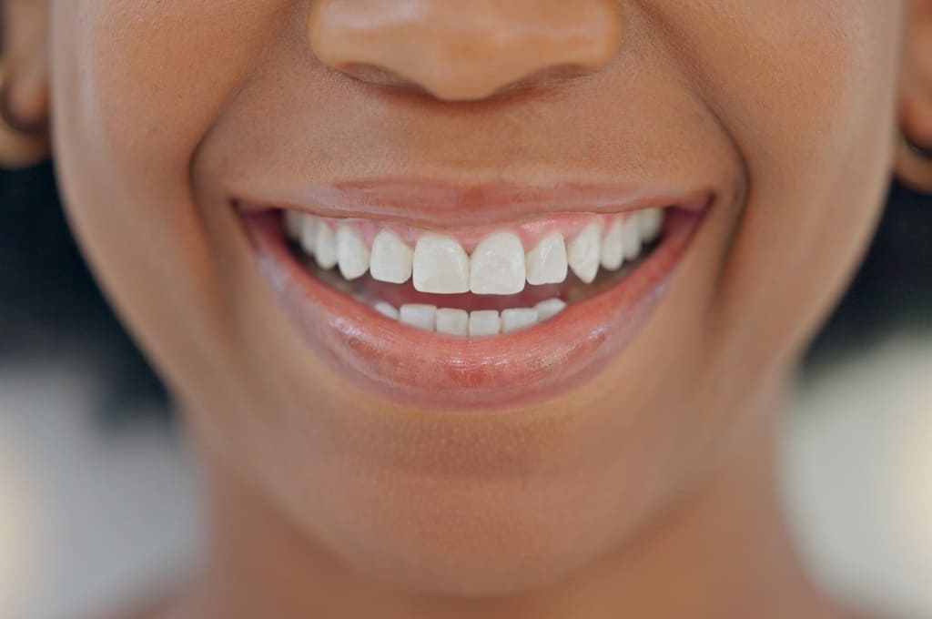 saúde oral_YuriArcursPeopleimages_ENVATO_HN_closeup-of-smiling-dentist-showing-white-teeth-wit-2023-11-27-05-25-14-utc