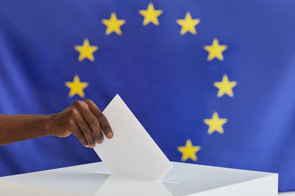 eleições europeias_Por AnnaStills_ENVATO_HN_man-voting-in-voting-booth-2023-11-27-05-12-59-utc