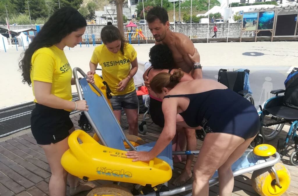 Estudantes do Politécnico de Setúbal apoiam banhistas com mobilidade reduzida nas praias da região