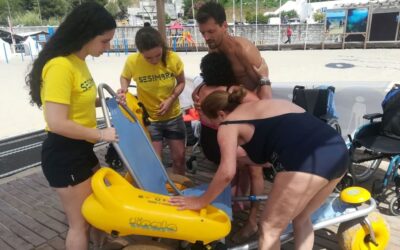 Estudantes do Politécnico de Setúbal apoiam banhistas com mobilidade reduzida nas praias da região