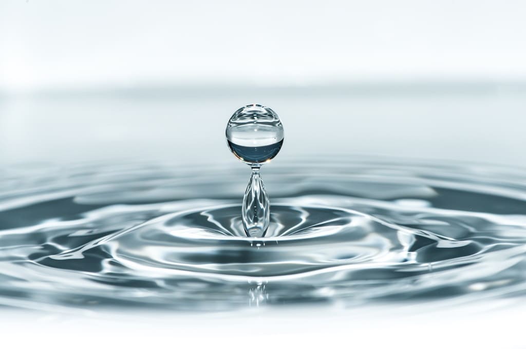 água_Por deyangeorgiev_ENVATO_HN_drop-in-water-2023-11-27-05-37-25-utc