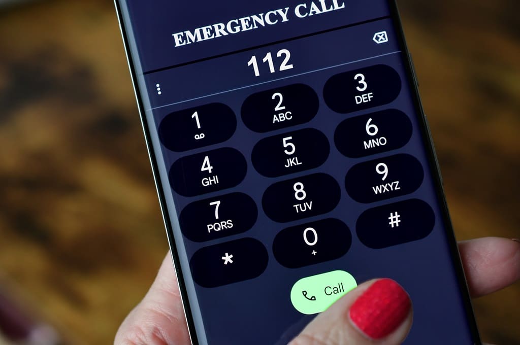 emergências_Por MargJohnsonVA_ENVATO_HN_dialing-112-emergency-services-call-on-mobile-cell-2023-11-27-04-53-18-utc