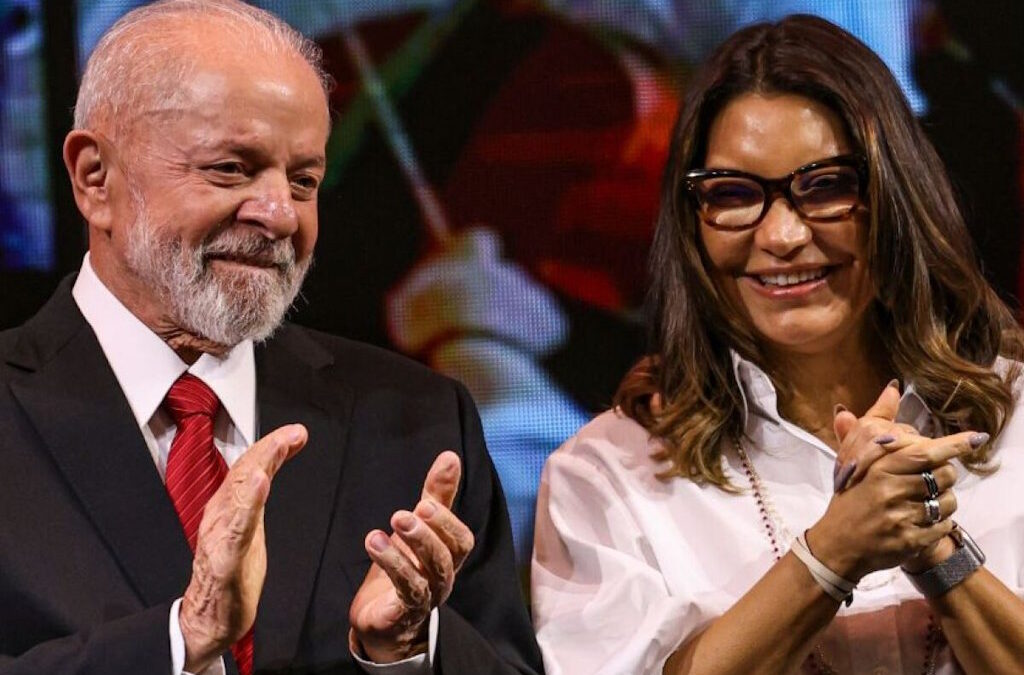 Lula condecora a mulher e a apresentadora Xuxa por contribuições à saúde públic