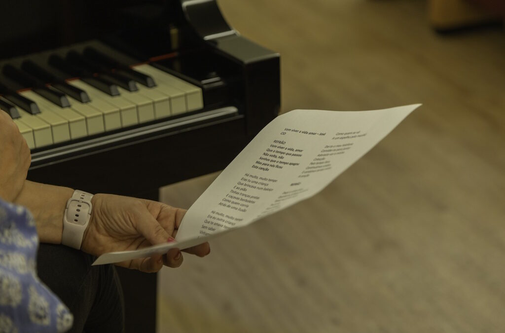 Canto em grupo melhora bem-estar de centenas de idosos gaienses