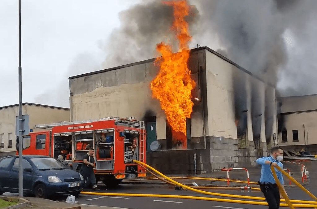 Bombeiros de Ponta Delgada desvalorizam críticas ao combate ao incêndio no HDES