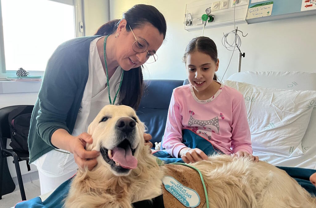 Cão Léo visita crianças internadas no Hospital de Braga em parceria com a Ânimas