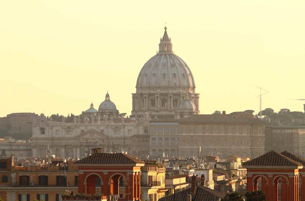 Vaticano: Cardeal italiano rejeita discussão sobre renúncia do Papa