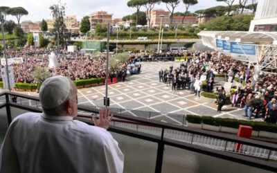 Papa Francisco aparece à janela do hospital em dia em que recebe alta