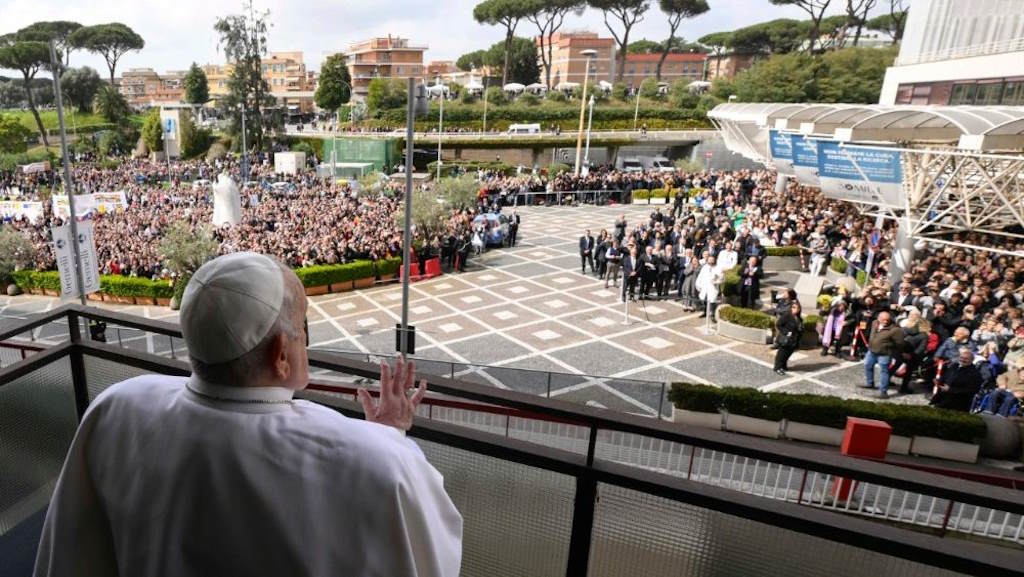 Papa Francisco aparece à janela do hospital em dia em que recebe alta