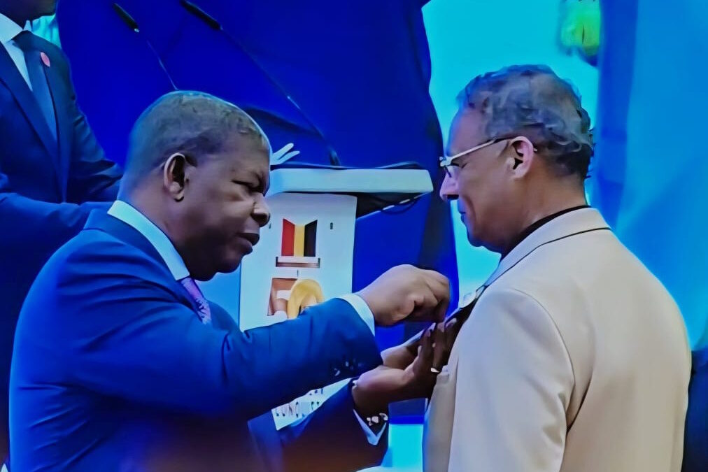 Professor Filomeno Fortes homenageado pelo Presidente da República de Angola pelo seu contributo para a paz e desenvolvimento