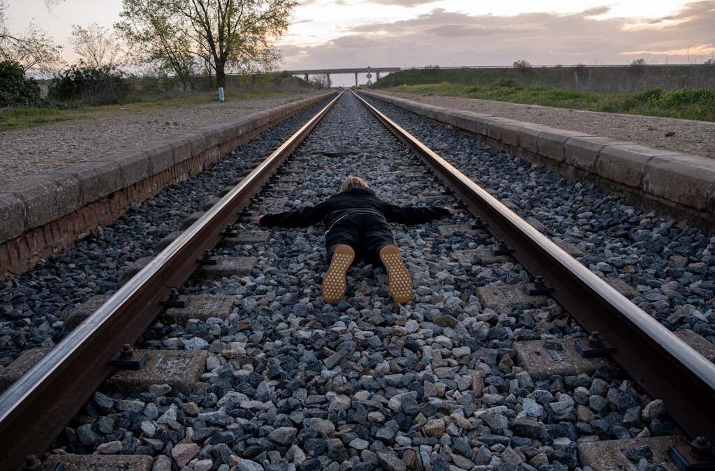 Raparigas expostas a traumas infantis têm maior propensão a comportamentos suicidas