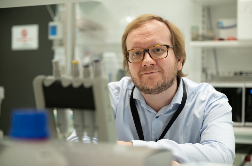 Estudo identifica proteínas-chave no sangue ligadas a sintomas graves de Long COVID