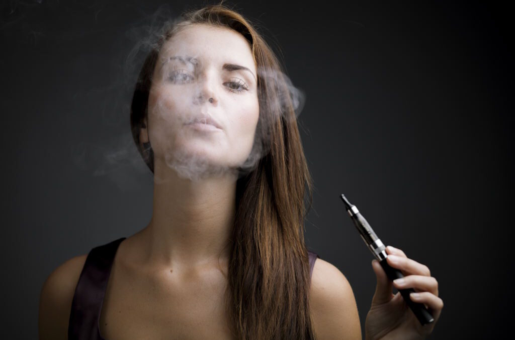 Venda de cigarros eletrónicos descartáveis proibida no Reino Unido