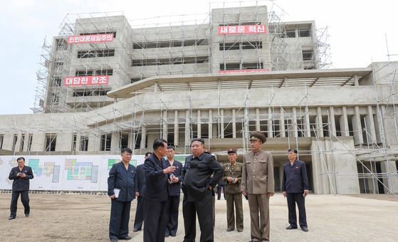 Líder norte-coreano promete “revolução” na saúde com 20 hospitais