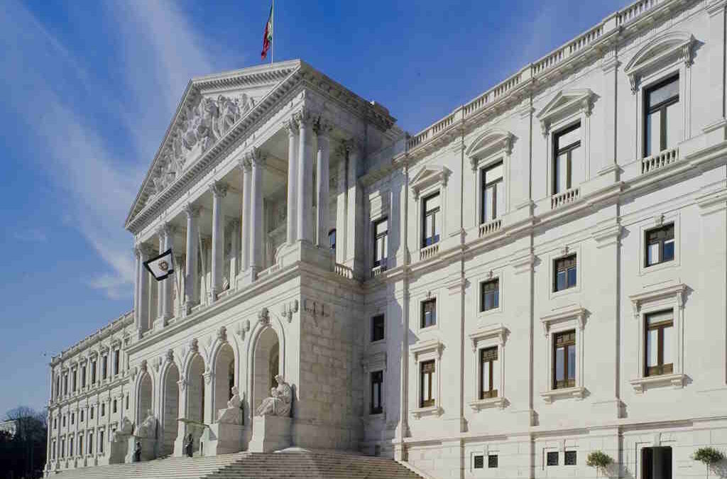 Urgências, consultas e reformas: Ventura pressiona Montenegro na saúde