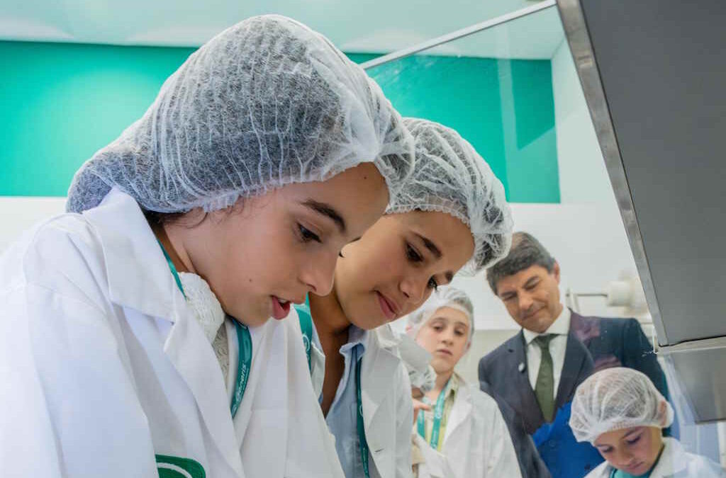 Crianças aprendem processo de fabrico de medicamentos na KidZania